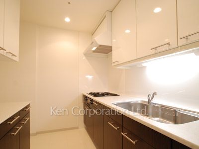 Kitchen ※Photo of the same layout on 21 floor. Decoration and fixture may differ.