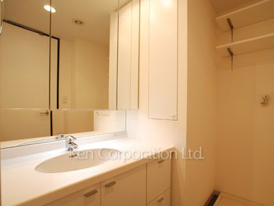 Powder Room ※Photo of the same layout on 21 floor. Decoration and fixture may differ.