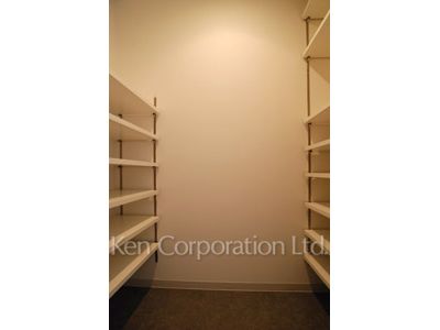 Shoes-In Closet ※Photo of the same layout on 21 floor. Decoration and fixture may differ.
