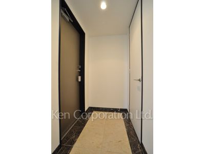 Entrance ※Photo of the same layout on 14 floor. Decoration and fixture may differ.