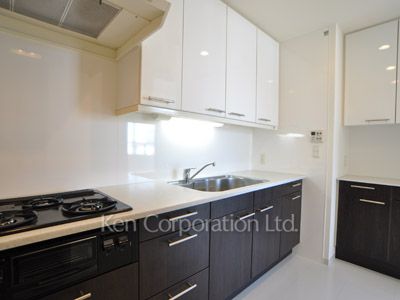 Kitchen ※Photo of the same layout on 14 floor. Decoration and fixture may differ.