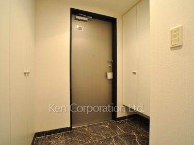 Entrance ※Photo of the same layout on 29 floor. Decoration and fixture may differ.
