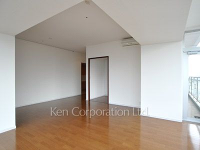 Living-Dining ※Photo of the same layout on 29 floor. Decoration and fixture may differ.