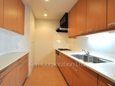 Kitchen ※Photo of the same layout on 29 floor. Decoration and fixture may differ.