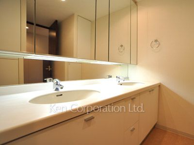 Powder Room ※Photo of the same layout on 29 floor. Decoration and fixture may differ.