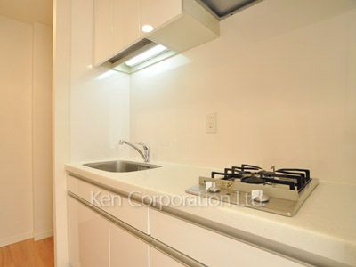Kitchen ※Photo of the same layout on 8 floor. Decoration and fixture may differ.