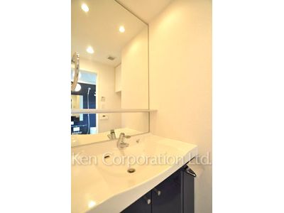 Powder Room ※Photo of the same layout on 8 floor. Decoration and fixture may differ.