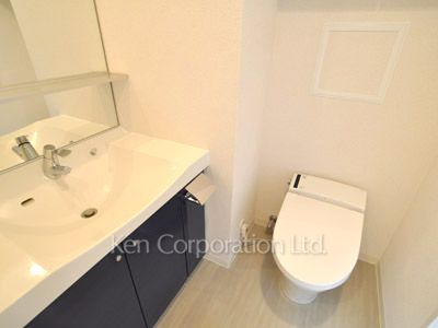 Lavatory ※Photo of the same layout on 8 floor. Decoration and fixture may differ.