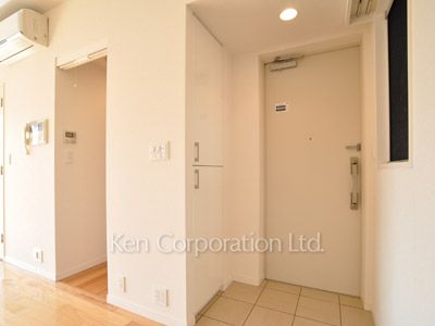 Entrance ※Photo of the same layout on 8 floor. Decoration and fixture may differ.