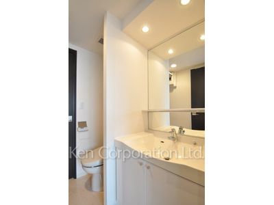 Powder Room ※Photo of the same layout on 12 floor. Decoration and fixture may differ.