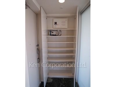 Shoes Closet ※Photo of the same layout on 12 floor. Decoration and fixture may differ.