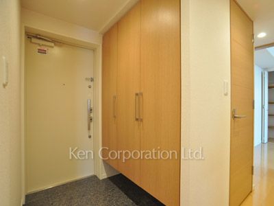 Entrance ※Photo of the same layout on 8 floor. Decoration and fixture may differ.