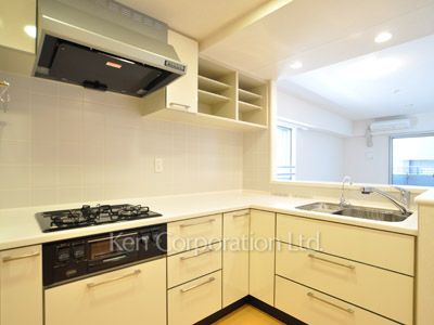 Kitchen ※Photo of the same layout on 8 floor. Decoration and fixture may differ.