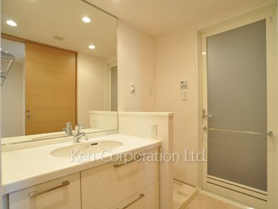 Powder Room ※Photo of the same layout on 8 floor. Decoration and fixture may differ.