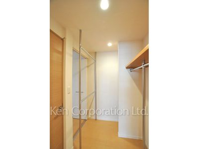 Walk-In Closet ※Photo of the same layout on 8 floor. Decoration and fixture may differ.