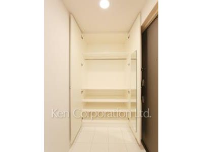 Shoes Closet ※Photo of the same layout on 6 floor. Decoration and fixture may differ.