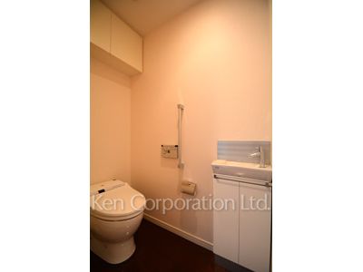 Lavatory ※Photo of the same layout on 9 floor. Decoration and fixture may differ.