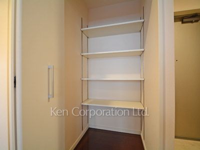 Closet ※Photo of the same layout on 9 floor. Decoration and fixture may differ.