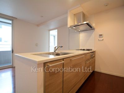Kitchen ※Photo of the same layout on 9 floor. Decoration and fixture may differ.