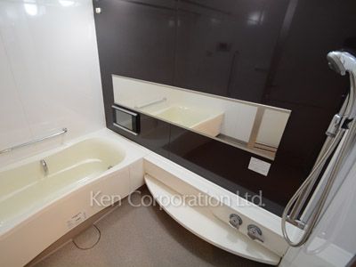 Bath ※Photo of the same layout on 9 floor. Decoration and fixture may differ.