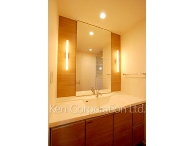 Powder Room ※Photo of the same layout on 11 floor. Decoration and fixture may differ.