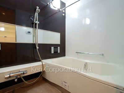 Bath ※Photo of the same layout on 11 floor. Decoration and fixture may differ.