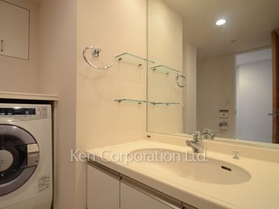 Powder Room ※Photo of the same layout on 12 floor. Decoration and fixture may differ.