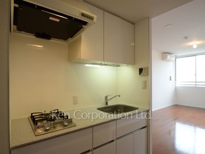 Kitchen ※Photo of the same layout on 10 floor. Decoration and fixture may differ.