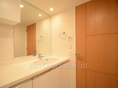 Powder Room ※Photo of the same layout on 10 floor. Decoration and fixture may differ.