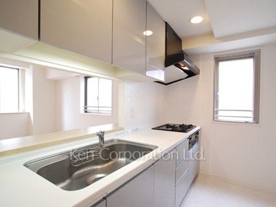 Kitchen ※Photo of the same layout on 6 floor. Decoration and fixture may differ.
