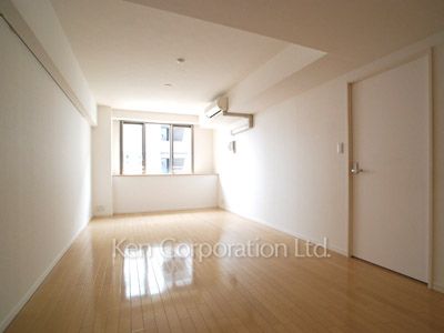 Living-Dining ※Photo of the same layout on 9 floor. Decoration and fixture may differ.