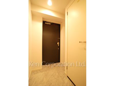 Entrance ※Photo of the same layout on 9 floor. Decoration and fixture may differ.