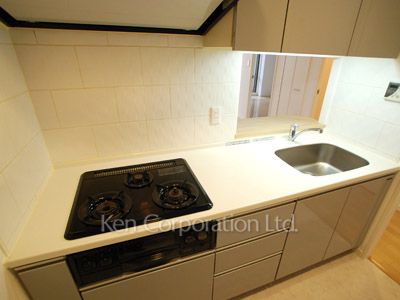Kitchen ※Photo of the same layout on 9 floor. Decoration and fixture may differ.
