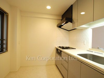 Kitchen ※Photo of the same layout on 9 floor. Decoration and fixture may differ.