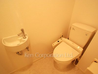 Lavatory ※Photo of the same layout on 9 floor. Decoration and fixture may differ.