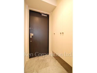 Entrance ※Photo of the same layout on 8 floor. Decoration and fixture may differ.