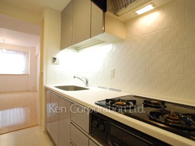 Kitchen ※Photo of the same layout on 8 floor. Decoration and fixture may differ.