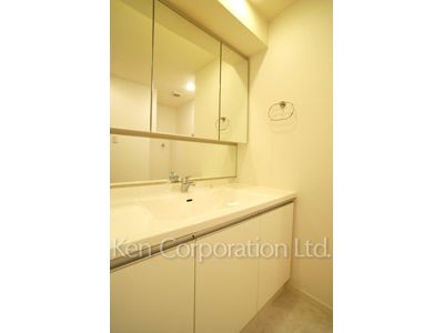 Powder Room ※Photo of the same layout on 8 floor. Decoration and fixture may differ.