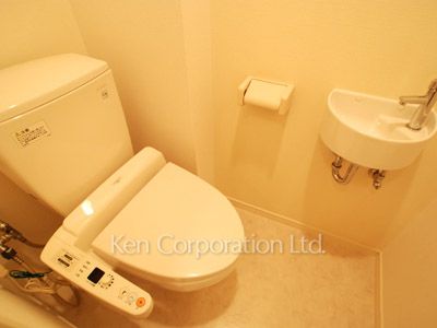 Lavatory ※Photo of the same layout on 8 floor. Decoration and fixture may differ.