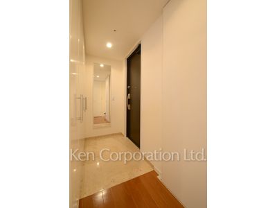 Entrance ※Photo of the same layout on 12 floor. Decoration and fixture may differ.