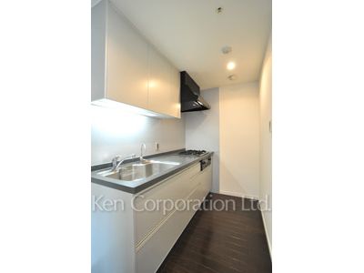 Kitchen ※Photo of the same layout on 4 floor. Decoration and fixture may differ.