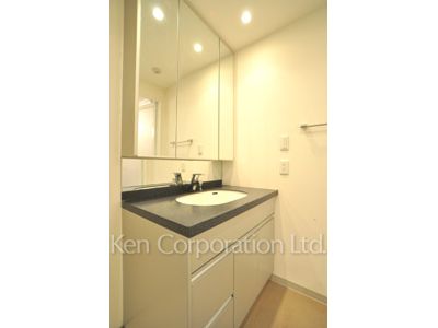 Powder Room ※Photo of the same layout on 4 floor. Decoration and fixture may differ.
