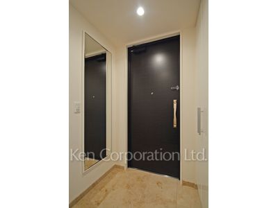 Entrance ※Photo of the same layout on 10 floor. Decoration and fixture may differ.