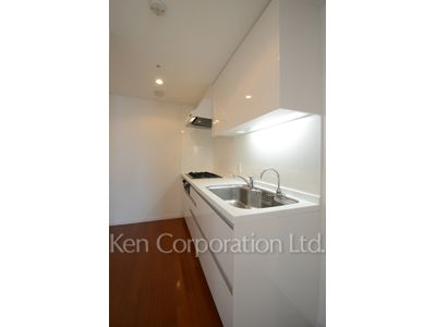 Kitchen ※Photo of the same layout on 8 floor. Decoration and fixture may differ.