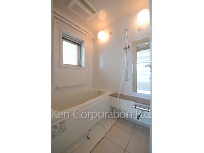 Bath ※Photo of the same layout on 8 floor. Decoration and fixture may differ.