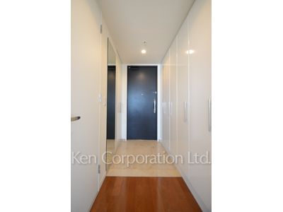 Entrance ※Photo of the same layout on 8 floor. Decoration and fixture may differ.