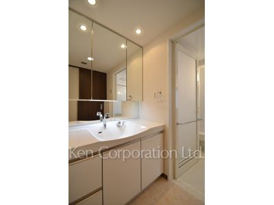 Powder Room ※Photo of the same layout on 5 floor. Decoration and fixture may differ.