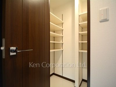 Closet ※Photo of the same layout on 12 floor. Decoration and fixture may differ.