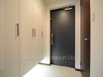 Entrance ※Photo of the same layout on 12 floor. Decoration and fixture may differ.