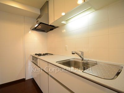 Kitchen ※Photo of the same layout on 12 floor. Decoration and fixture may differ.